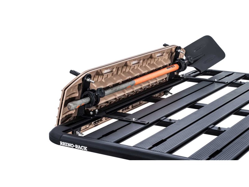 support-de-plaque-a-sable-maxtrax-fixation-laterale-sur-galerie-pioneer-rhino-rack-rhr-43159